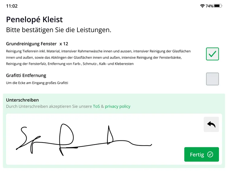 Außendienst-App auf dem iPad, der Kunde bestätigt die Leistungen und unterschreibt auf dem Gerät